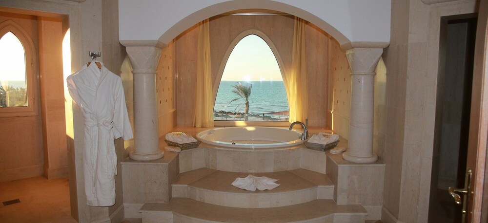 Deep Soaking Bathtub