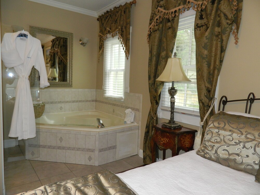 Deep Soaking Bathtub