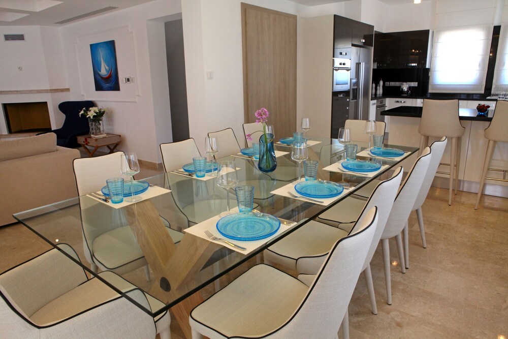 Villa, 5 Bedrooms (Mythos Collection) - In-Room Dining