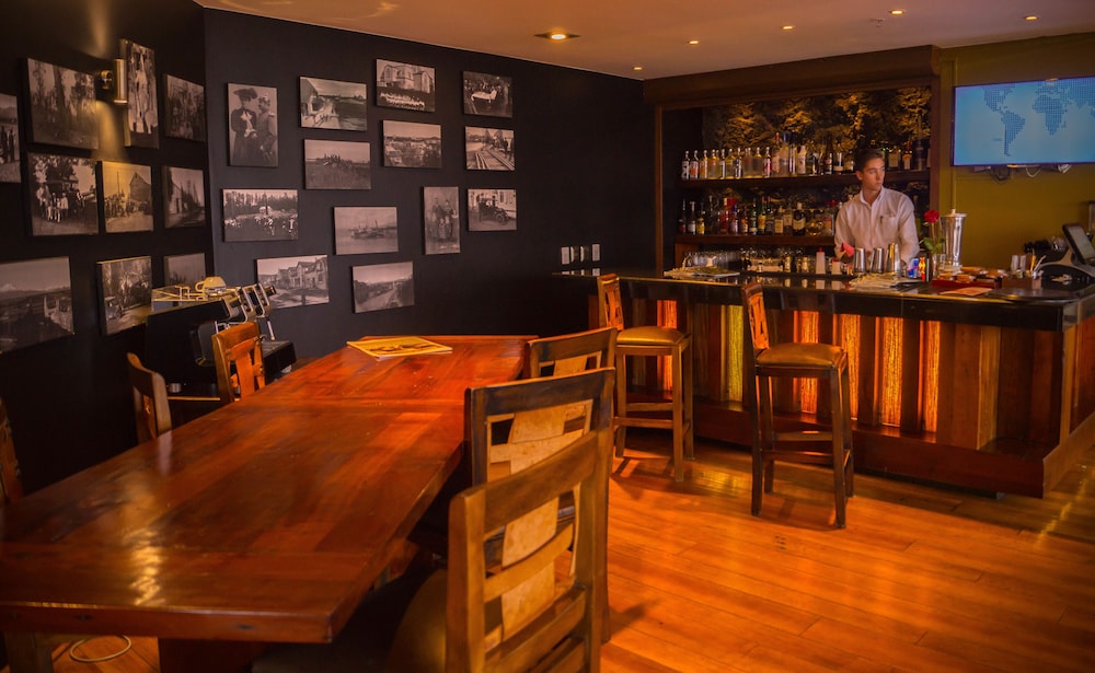 Hotel Bar