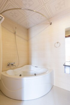 Deep Soaking Bathtub