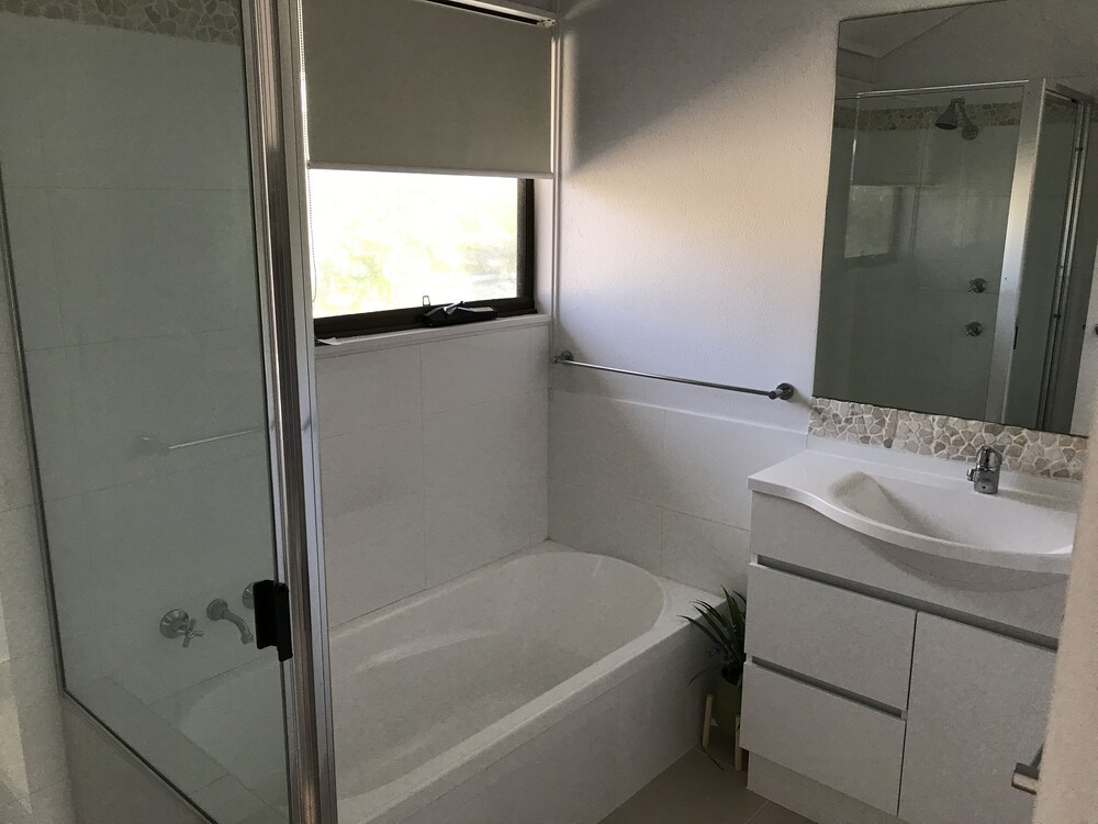 XOne Bedroom Apartment - Bathroom
