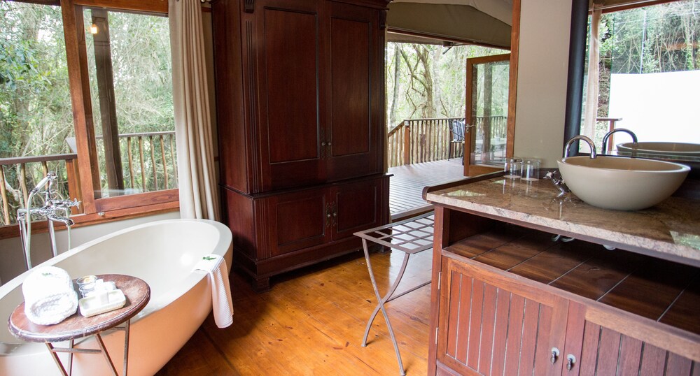 Deep Soaking Bathtub