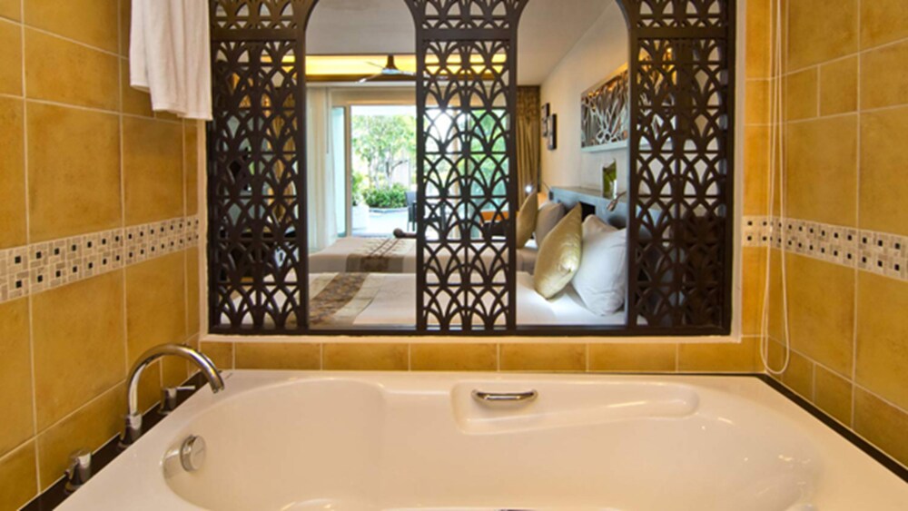 Deep Soaking Bathtub