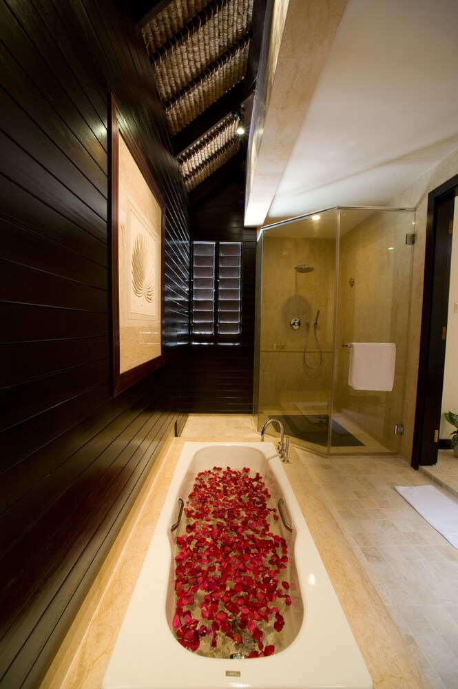 Deep Soaking Bathtub