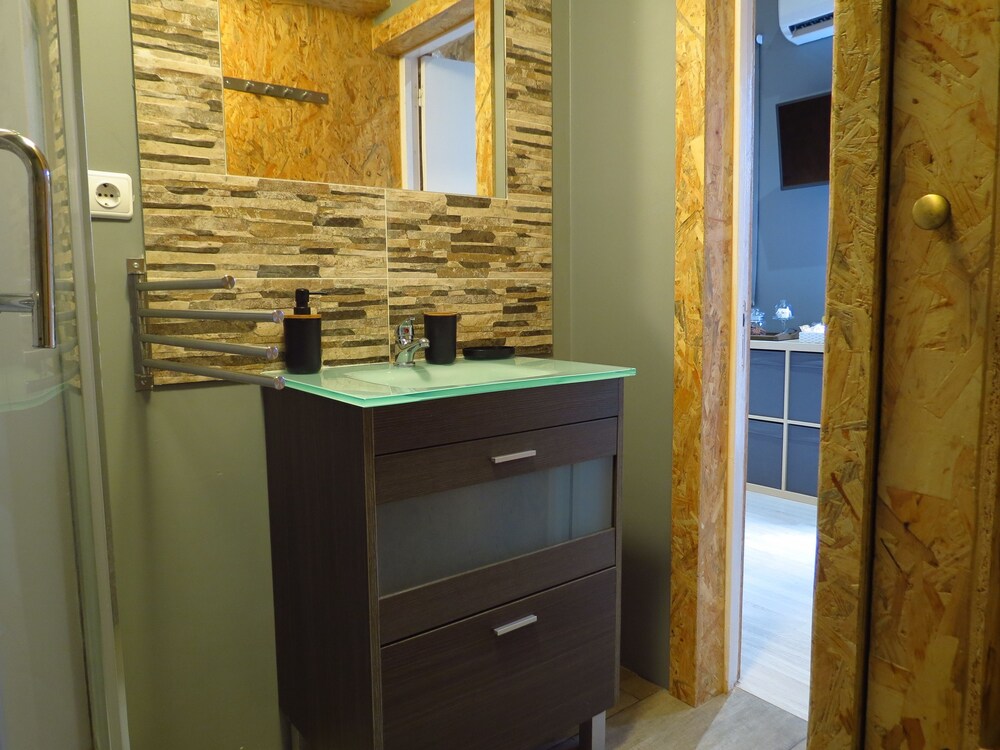 Studio, Mezzanine - Bathroom Sink