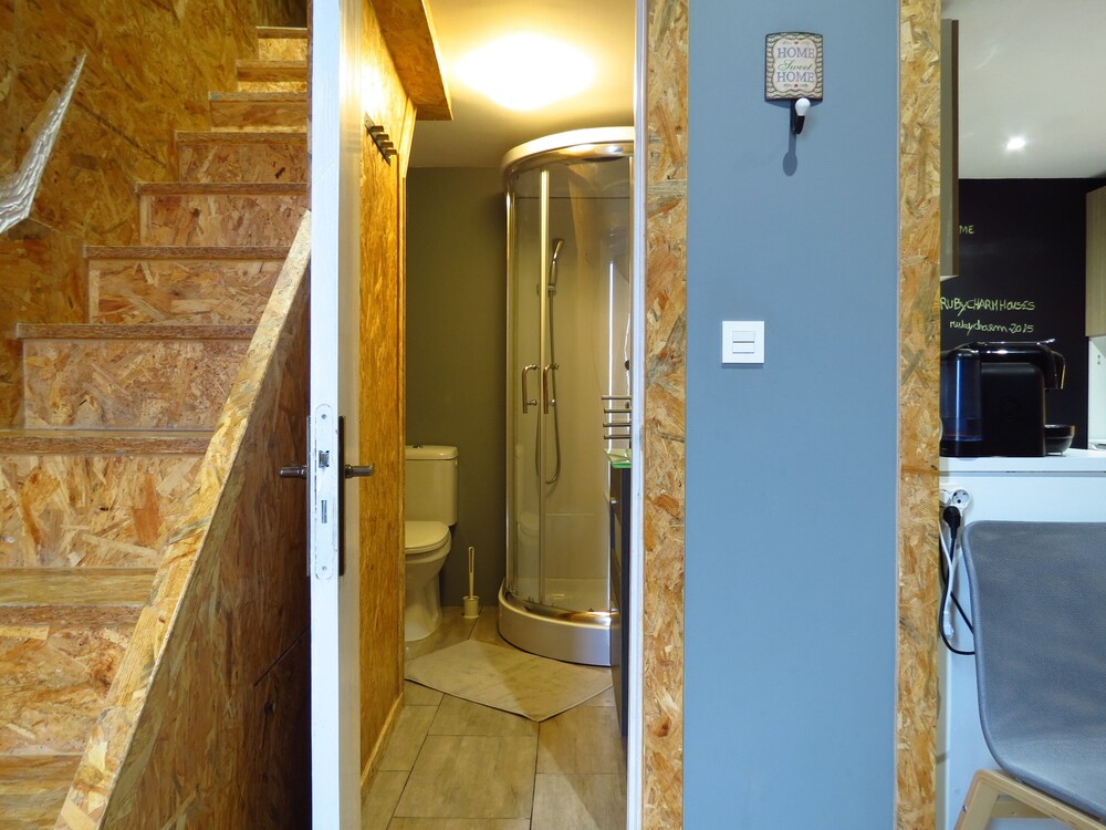Studio, Mezzanine - Bathroom