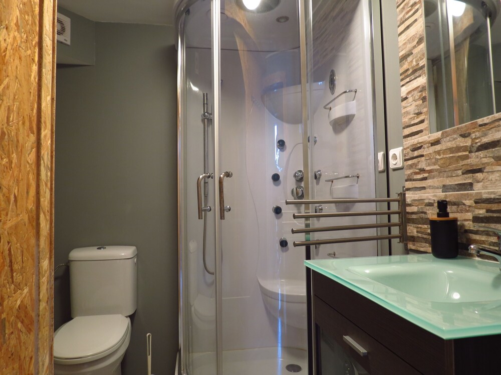Studio, Mezzanine - Bathroom
