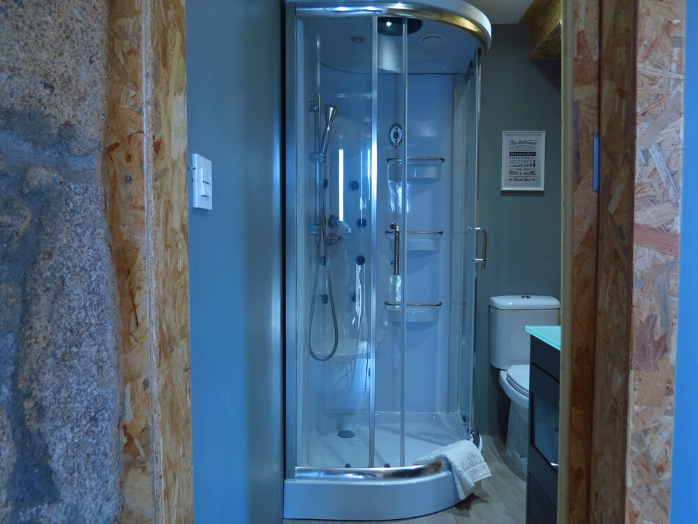 Studio, 1 King Bed with Sofa bed, Mezzanine - Bathroom Shower