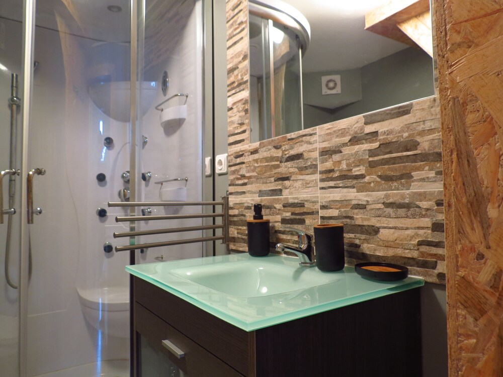 Studio, Mezzanine - Bathroom