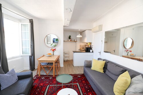 Stunning, Upmarket and Newly furnished Apartment nearby all Major Attractions