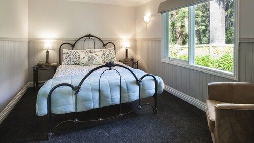 Clarendon's Stables Cottage - A quiet garden retreat for couples or a family!