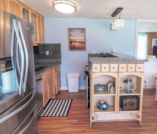 North Shore end unit with wrap around lanai on Secluded Beach