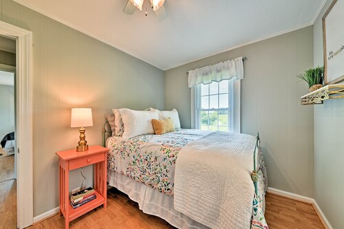 Picturesque Elkin 'Shady Oaks Farmhouse’ w/Hot Tub