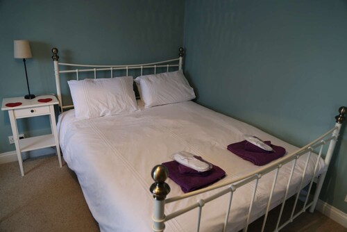 Self catered Lodge near Bath, private entrance, slate bathroom, parking, Wifi
