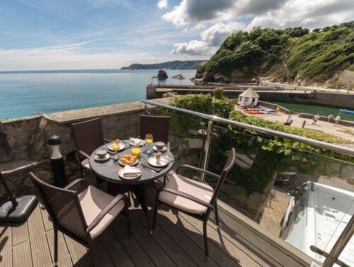 coastal 2 bedroom overlooking Sea and beach