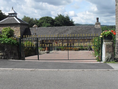 Good Central Base near Peak District, 5 bedrooms, 3 showers, WiFi, Sky Sport