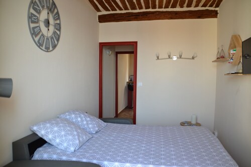 Sea view with balcony, Old Antibes, 2 people