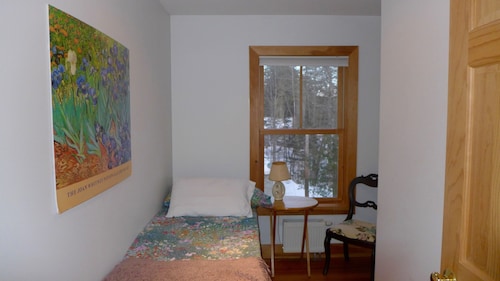 New Well Built Elegant Home on the Water 2 miles to Freeport, 9 to Portland!