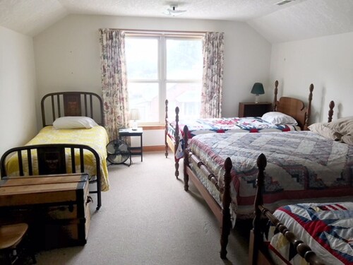 Amazing Waterfront Family Getaway with WiFi - on Orchard Island in Indian Lake