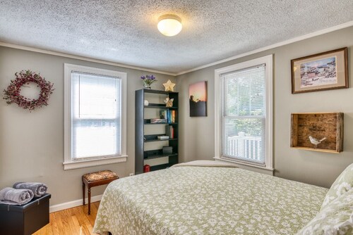 Fully renovated lakeview Cottage, Southwick, MA