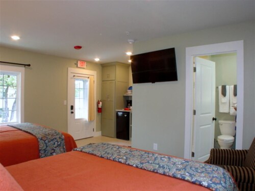 Cozy Cottage in Downtown Branson with a Pool