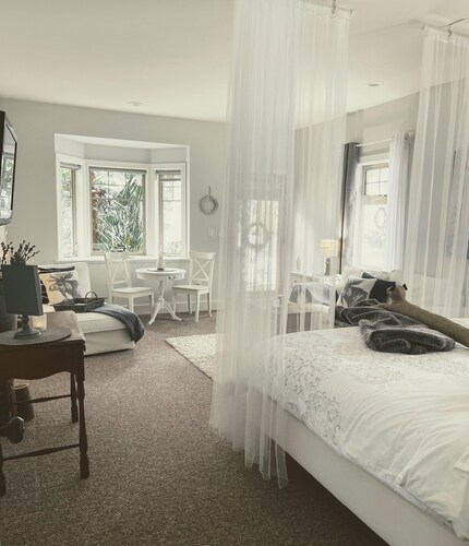 Amara Luxury Bed and Breakfast -Private Hot Tub And Garden