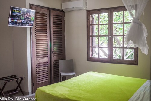 VOLLEDIG GERENOVERDE VILLA in Blue Bay resort