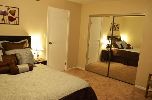 Spectacular panoramic Phoenix Valley views and desert mountain hiking /bicycling