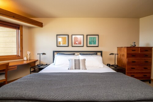 One bedroom condo with panoramic views in Grand Marais