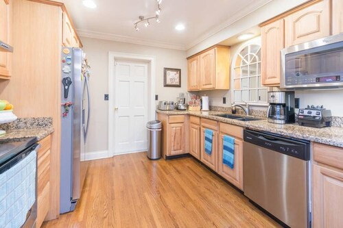 Comfy Home in Winter Park, can accommodate up 6 guests!