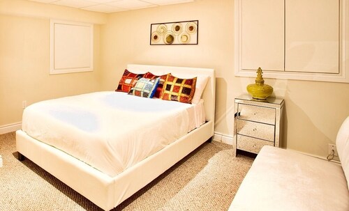 Retreat to Luxury, Lakeview's & Lounge poolside (heated) n hottub