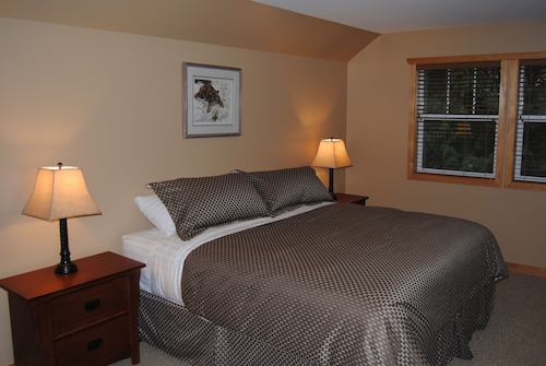Unit #2 Harrison Chalet suites at Harrison Hot Springs