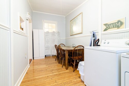 Great Downtown Condo With Pool!