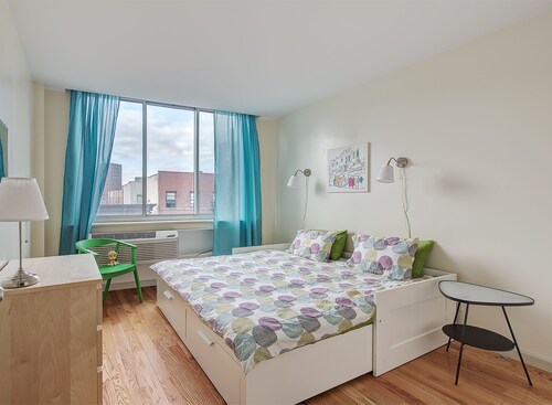 2 Bed / 2 Bath apartment, 3 blocks from Central Park!
