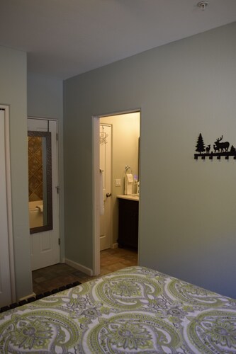 Mountain VIEWS! Covered DECK! Walk to the Bavarian, Hiking trails, Chair Lift 4