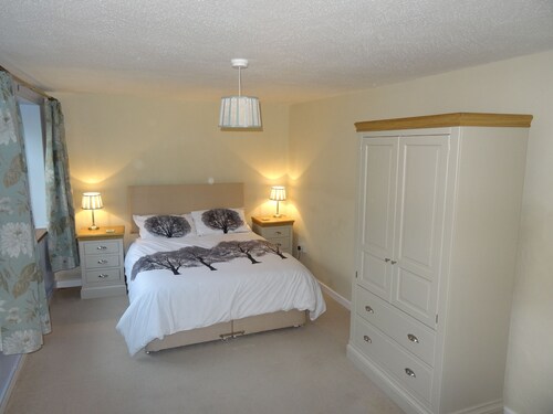 Peaceful Rural Location Set Within 5 Acres Of Pasture and Woodland, pet friendly