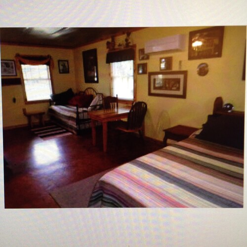 Flyin D' Bunkhouse near Turner Falls, Arbuckle Lake and Chickasaw National Park