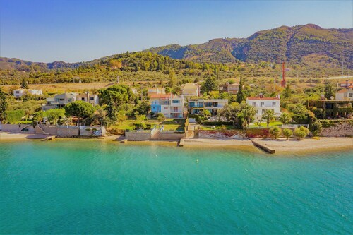 Waterfront villa Porto Cacos