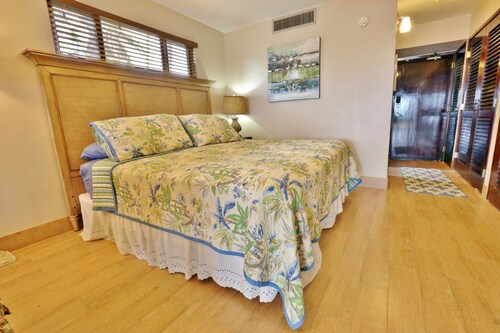 Luxurious Beachfront Corner Unit - Steps from the Beach in Building B