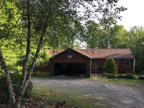 Lake Winni, walk to the beach, boat ramp, 3 acres, pool table, firepit, canoe