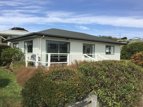Kakanui bach with views of the sea