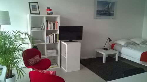 A 50 mètres de la grande plage du centre d'Erquy, accès privé à la plage. Wifi