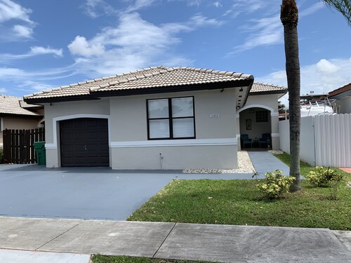 Vintage Famlily getaway in safe and friendly family oriented neighborhood.