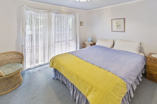 A cosy, pet-friendly holiday home on Raymond Island with fireplace