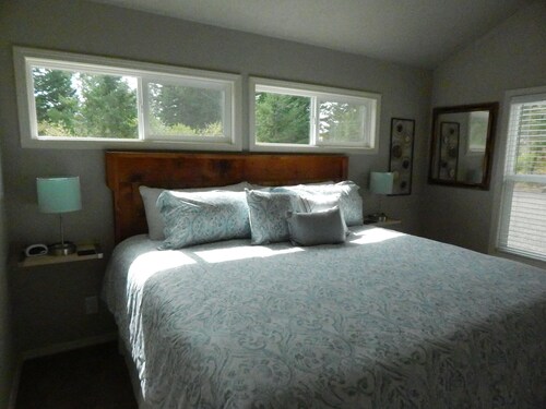 Mt Defiance Cabin with Columbia River View