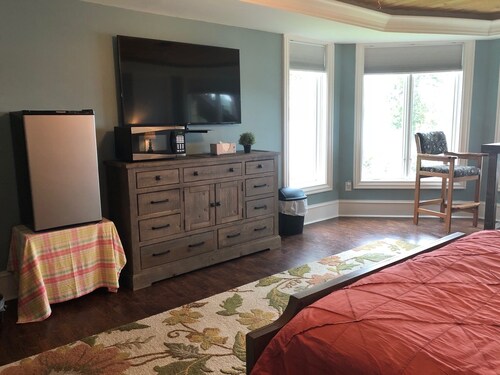 New, Romantic Lakefront Suite with Great Views