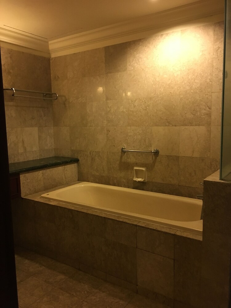 Deep Soaking Bathtub