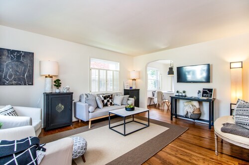 4 Bdrs Designer Home, 15 mins from Downtown DC