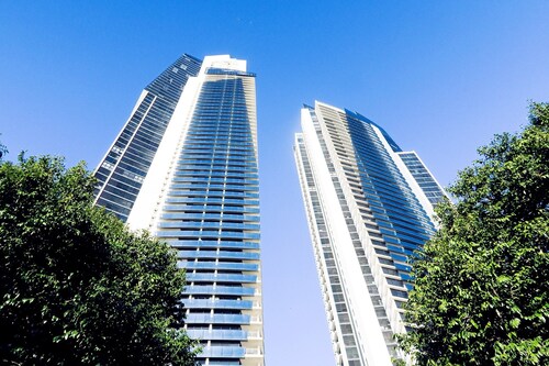 Circle on Cavill Apts - Holiday Paradise